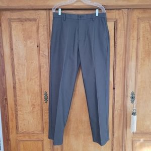 Dockers Signature Khaki Classic Fit  D3 Dress Pant. Size 33x32